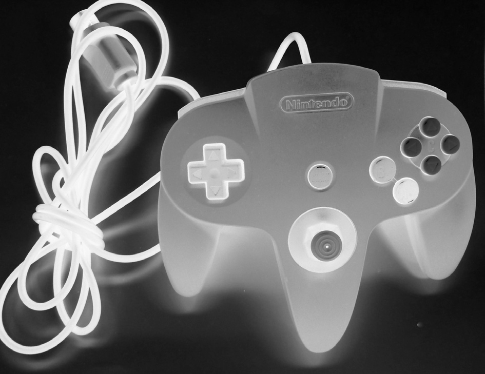圖 2.4 Nintendo 64 控制器。
