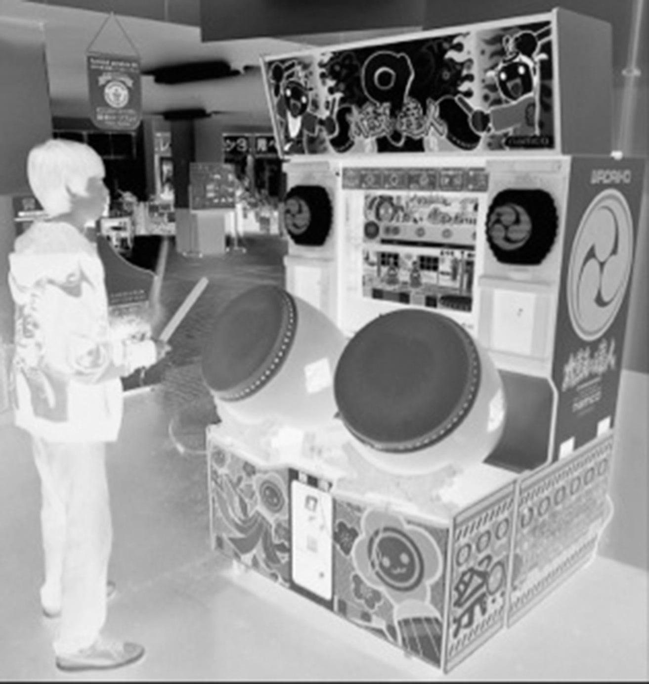圖 4.1 日本街機廳裡的《太鼓之達人》(Namco 2001;美國版名為 Taiko Drum Master )。