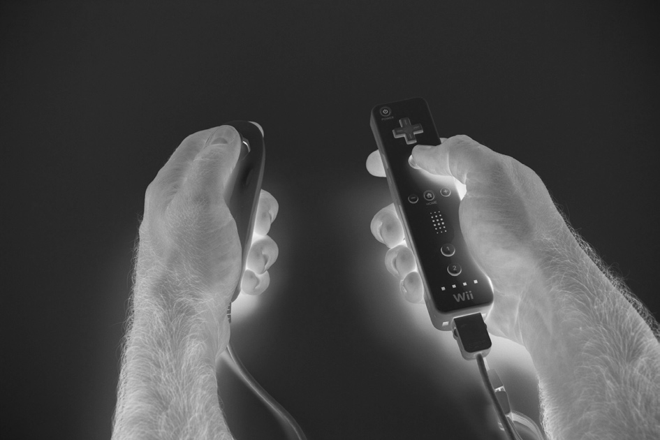 圖 4.2 Wii Remote 與 Nunchuk。(照片:Aaron McGaffey)