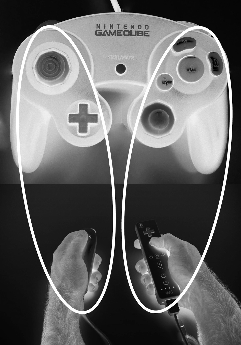 圖 4.4 Nintendo GameCube 控制器與 Wii Remote 的控制配置比較。(GameCube 控制器照片:Judd Ruggill,Learning Games Initiative Research Archive)